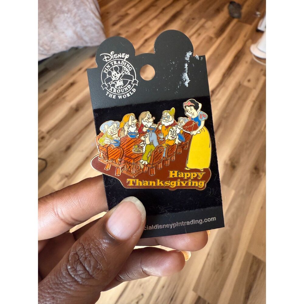 WDW Walt Disney 2003 Snow White and The Seven Dwarfs Happy Thanksgiving Pin